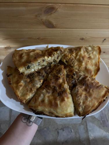 Comida na casa de hóspedes ou em algum lugar perto