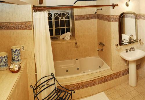 a bathroom with a tub and a sink at Don Numas Posada & Spa in San Lorenzo