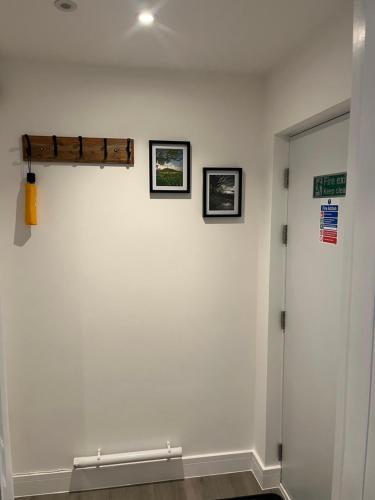 Una pared blanca con tres cuadros. en THE ARCHERS, en Glastonbury