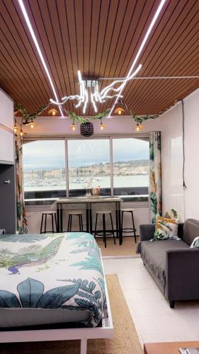 une chambre avec un lit et une salle à manger avec une table dans l'établissement 213 Ile des pêcheurs, Vue port, au Cap d'Agde