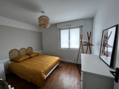 une chambre avec un lit et une fenêtre dans l'établissement Beau T3 refais à neuf hyper centre de Lorient !, à Lorient