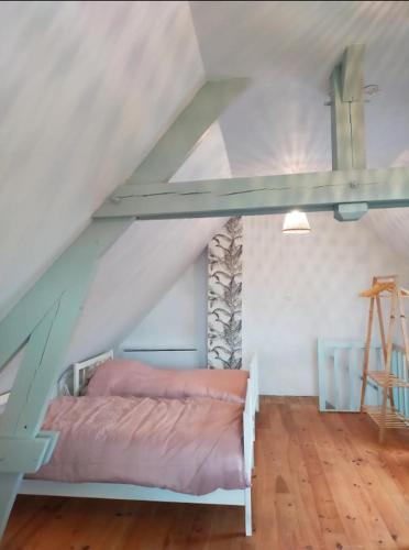 a bedroom with a bed in the attic at Gite Flora in Salency