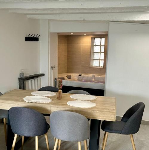 Ένα ή περισσότερα κρεβάτια σε δωμάτιο στο Maison hyper centre Jacuzzi