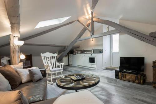 un salon avec un canapé et une table dans l'établissement Gite De Pène Blanque, à Arbas