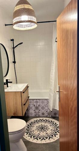 a bathroom with a toilet and a sink and a tub at M3-Alpendomizil in Mühlbach am Hochkönig
