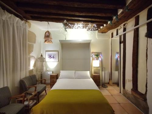 une chambre avec un lit et des chaises dans une pièce dans l'établissement Cozy Marais Studio, à Paris
