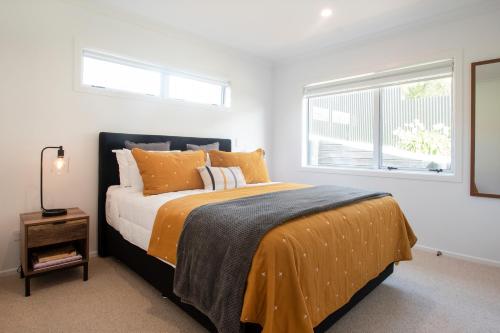 ein Schlafzimmer mit einem Bett und einem Fenster in der Unterkunft Clareview Cottage in Rotorua