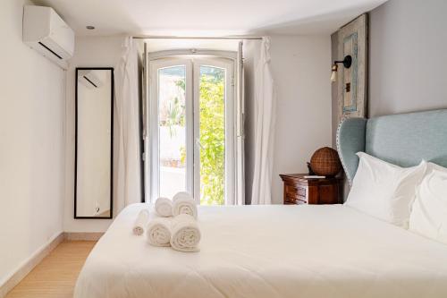 Lisbon Garden Stays, Apt close to Tram 28, Views & São Jorge Castle