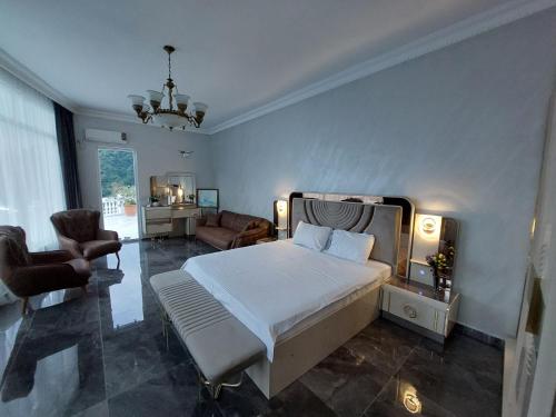 Zura palace 객실 침대