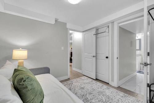 Ένα ή περισσότερα κρεβάτια σε δωμάτιο στο Cosy Guest Suite Near Shops, Transit, Hwy and GO!