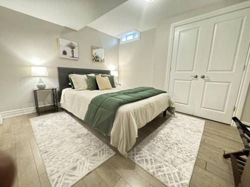 Ένα ή περισσότερα κρεβάτια σε δωμάτιο στο Cosy Guest Suite Near Shops, Transit, Hwy and GO!