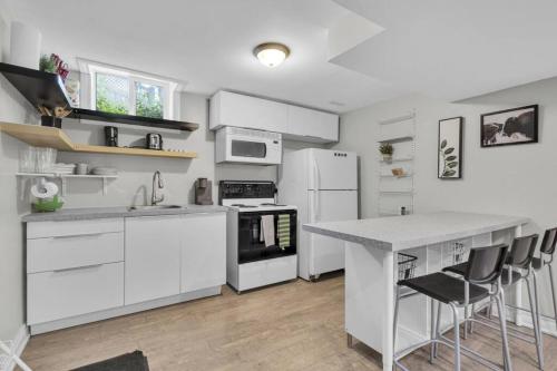 Η κουζίνα ή μικρή κουζίνα στο Cosy Guest Suite Near Shops, Transit, Hwy and GO!