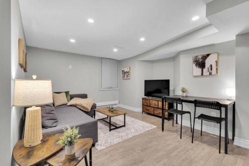 Μια τηλεόραση ή/και κέντρο ψυχαγωγίας στο Cosy Guest Suite Near Shops, Transit, Hwy and GO!
