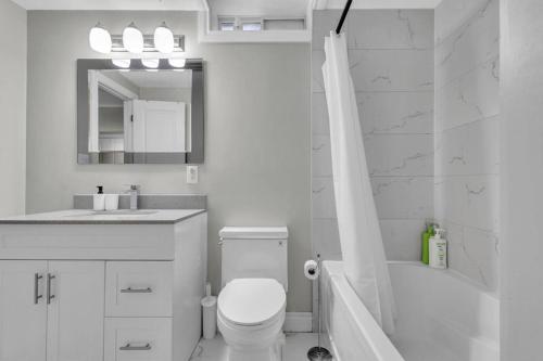Ένα μπάνιο στο Cosy Guest Suite Near Shops, Transit, Hwy and GO!