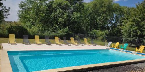 - une piscine avec des chaises et un bouquet d'équipements dans l'établissement Camping de BAIRON, à Le Chesne
