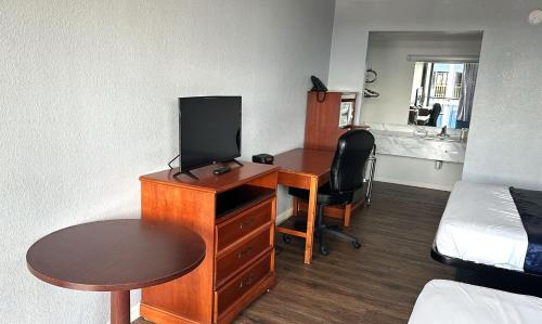 Μια τηλεόραση ή/και κέντρο ψυχαγωγίας στο Travelodge by Wyndham Salisbury MD