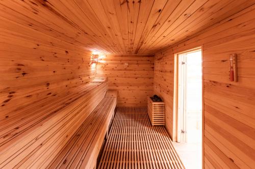 a wooden sauna with a bench in the middle at Casa Baciu Colacu in Fundu Moldovei