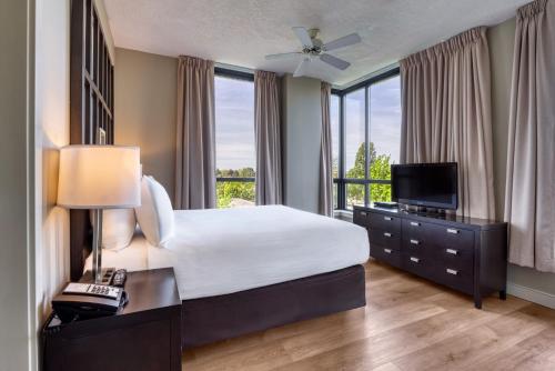 Ένα ή περισσότερα κρεβάτια σε δωμάτιο στο Oswego Hotel