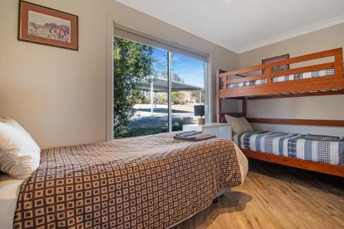 Postel nebo postele na pokoji v ubytování Elm Cottage Tumut