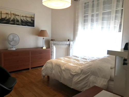 une chambre avec un lit, une lampe et une fenêtre dans l'établissement RUE DE LA PAIX - Hypercentre - Thermes - Calme, à Vichy