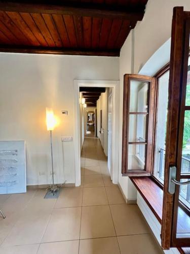 a hallway with a room with a window and a hallwayngthngthngthngthngth at Borgo del 1700- Le Scuderie- trilocale in Travedona