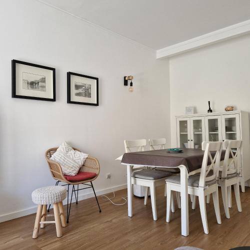 a dining room with a table and chairs at Junto à Praia in Nazaré