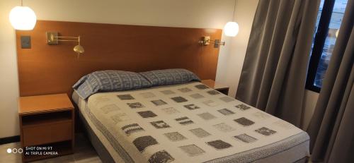a small bedroom with a bed and a window at Complejo las Catalinas Dto 2 A in Puerto Madryn