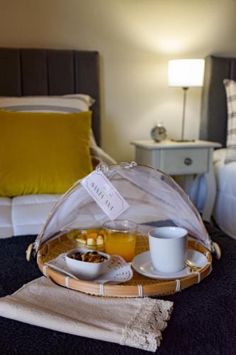 un vassoio con cibo e bevande su un tavolo in una stanza d'albergo di Hotel Casablanca Melo, Córdoba, Argentina a Melo