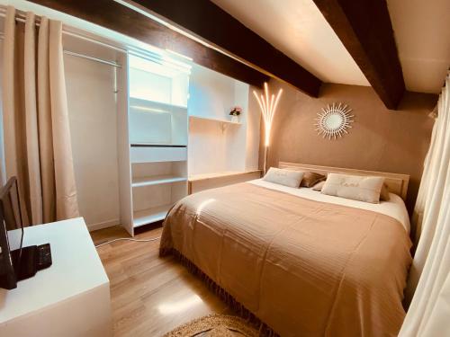 une chambre avec un grand lit et une fenêtre dans l'établissement Appartement mezzanine au Port de Saint-Cyprien, à Saint-Cyprien