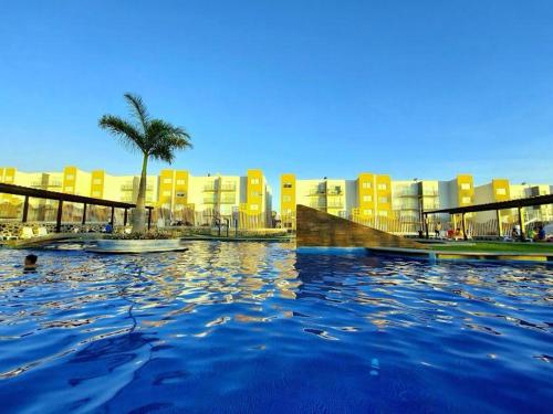ein großer Wasserkörper mit Gebäuden im Hintergrund in der Unterkunft Departamento con alberca in Tecolote