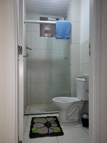 a bathroom with a toilet and a glass shower at Ap mega Space, Arena GRAN HaLL, café 3 corações, 20min ct Galo, CAMPO IMPERIAL,Aquabeat, 30min Aeroporto in Santa Luzia