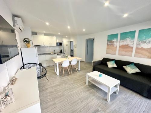 Η κουζίνα ή μικρή κουζίνα στο Roses Apartments Beach - 3 rooms 2baths