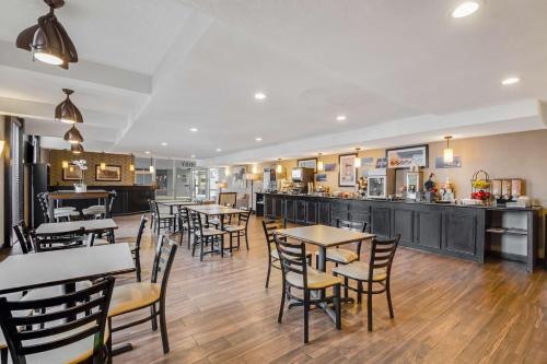 德尔里奥德尔里奥贝斯特韦斯特旅馆的一家有桌椅和酒吧的餐厅