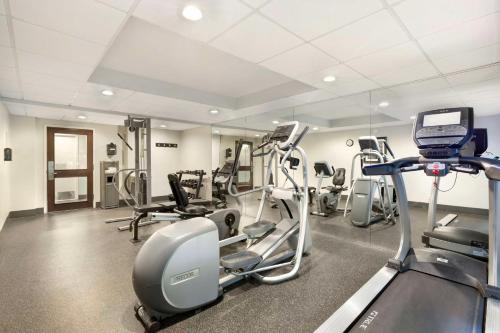 a gym with treadmills and elliptical machines at Best Western Hartford Hotel and Suites in Hartford