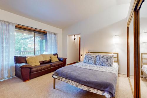 a bedroom with a bed and a couch at Raven Tree in Rosario