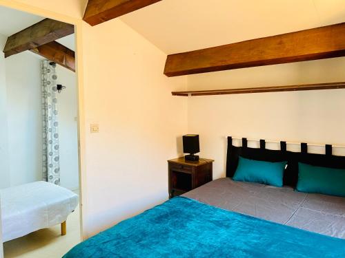 - une chambre avec un lit et une télévision sur une table dans l'établissement Villa de vacances avec terrasse aux Capellans, à Saint-Cyprien