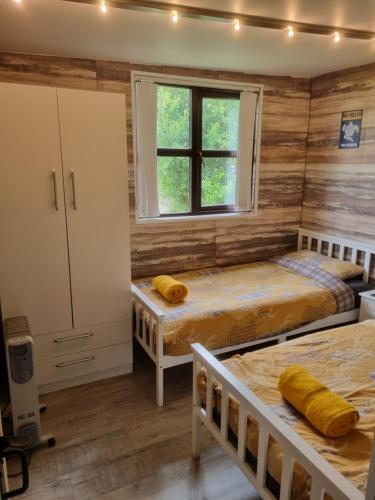 Postel nebo postele na pokoji v ubytování Log cabin with secure garden