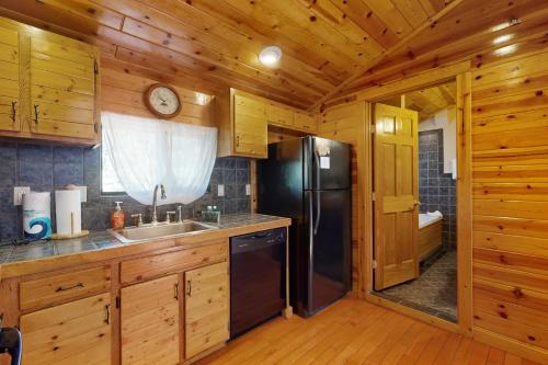 eine Küche mit Kühlschrank und Spüle in der Unterkunft Ski Run Village 11 in South Lake Tahoe