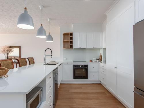 Una cocina o zona de cocina en Beachfront Apartment in the heart of Kingscliff!