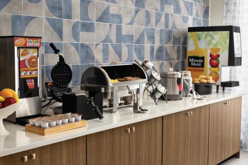 a kitchen with a counter with aasteryasteryasteryasteryasteryasteryasteryasteryastery at La Quinta by Wyndham Springfield Airport Plaza in Springfield