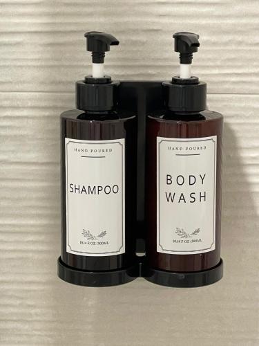 two bottles of soap sitting next to each other at LE CASE DI AZZANO VICINO ALL'AEROPORTO DI ALICE E GIORGIA in Azzano San Paolo