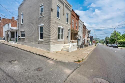 Billede fra billedgalleriet på Around the corner to PPL Center! With secured parking 1st floor unit i Allentown