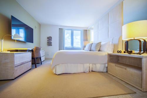 Ένα ή περισσότερα κρεβάτια σε δωμάτιο στο 1 Hotel 1 Bedroom 1 and Half Bathroom Beachfront Residence With Balcony