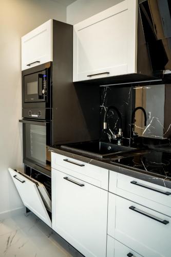 Kuchyň nebo kuchyňský kout v ubytování Apartamenty Deluxe