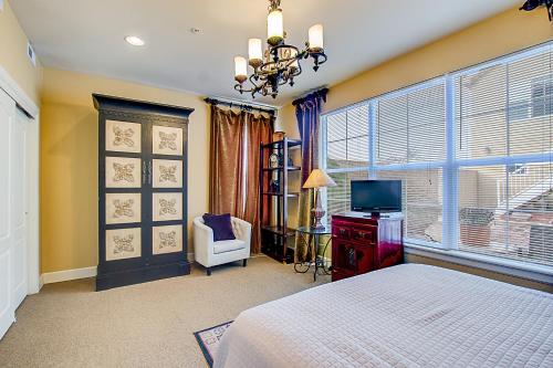 En eller flere senge i et værelse på Fully Furnished Downtown Apartment - Pet Friendly!