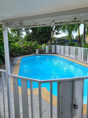 Bungalow cosy à Sainte-Rose, piscine et vue sur jardin.