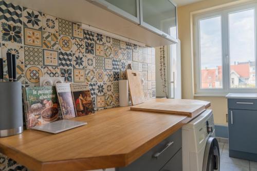 eine Küche mit einer hölzernen Arbeitsplatte in der Unterkunft Colmar Friends and Familly guest home - ALL INCLUSIVE - COLMAR Gare - Jardin - Combles et Vous in Colmar