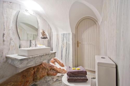 Phòng tắm tại Semeli Cave House