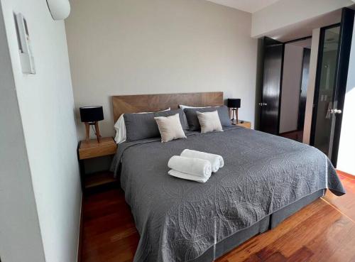 Postel nebo postele na pokoji v ubytování Downtown view, AC, Getaway flat 1511