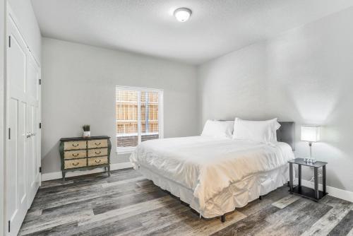 une chambre avec un grand lit et une fenêtre dans l'établissement New Lower Condo-mins to downtown-Pet Friendly, à Colorado Springs